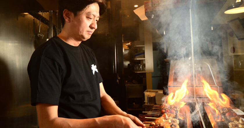 真心込めて焼き鳥を作る職人