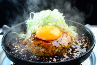 名物！！ネギ盛月見つくね